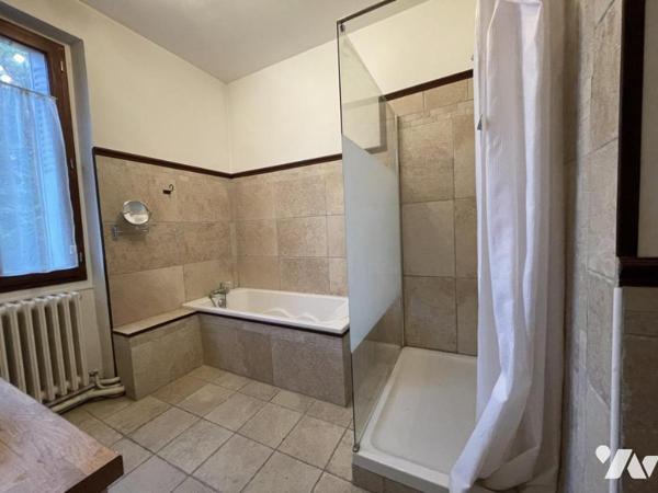 PROPRIETE AVEC HABITATION ET DEPENDANCES