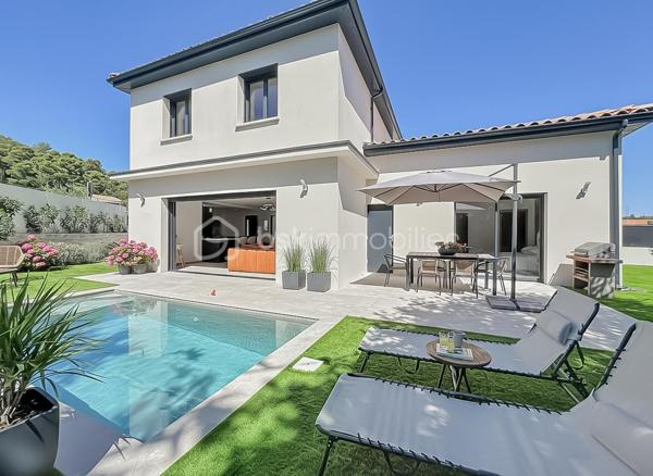 Contact Agence - Lory Montelon 06 69 53 61 29 

VILLA CONTEMPORAINE T5 DE 131 M² AVEC PISCINE ET GARAGE À CLERMONT-L’HÉRAULT

Venez découvrir cette magnifique villa contemporaine de 131 m² habitables, tout juste achevée, édifiée sur une parcelle de 500 m².

Située dans un lotissement calme, elle bénéficie d’un environnement paisible et d’une jolie vue sur les collines verdoyantes.

Au rez-de-chaussée, vous profiterez d’une belle pièce de vie baignée de lumière grâce à ses larges ouvertures, avec une magnifique cuisine américaine aménagée et équipée. Ce niveau dispose également d’une suite parentale avec dressing et salle d’eau avec douche à l’italienne, ainsi que d’un WC indépendant.

À l’étage, deux chambres et une salle de bains avec WC viennent compléter l’espace nuit.

À l’extérieur, vous profiterez d’un jardin facile d’entretien, d’une belle terrasse, d’une piscine au sel de 2,50 x 5 ainsi que d’une cuisine extérieure.

La maison dispose également d’un garage isolé, peint et carrelé, accessible aussi bien depuis l’intérieur que depuis l’extérieur de la maison. 
Un espace dédié à la buanderie y a été prévu. Plusieurs véhicules peuvent également être stationnés directement sur la parcelle.

Cette villa a été réalisée avec des prestations de qualité et de très beaux matériaux. Elle bénéficie notamment de menuiseries en aluminium avec double vitrage, de larges ouvertures offrant une très belle luminosité ainsi que d’une excellente orientation.

Son DPE classé A témoigne de ses excellentes performances énergétiques et permet de profiter d’une faible consommation au quotidien.

Vidéo virtuelle disponible sur demande.

À visiter rapidement!
