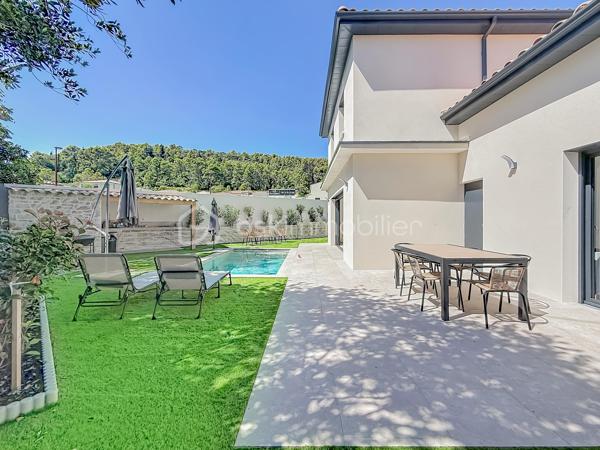 Contact Agence - Lory Montelon 06 69 53 61 29 

VILLA CONTEMPORAINE T5 DE 131 M² AVEC PISCINE ET GARAGE À CLERMONT-L’HÉRAULT

Venez découvrir cette magnifique villa contemporaine de 131 m² habitables, tout juste achevée, édifiée sur une parcelle de 500 m².

Située dans un lotissement calme, elle bénéficie d’un environnement paisible et d’une jolie vue sur les collines verdoyantes.

Au rez-de-chaussée, vous profiterez d’une belle pièce de vie baignée de lumière grâce à ses larges ouvertures, avec une magnifique cuisine américaine aménagée et équipée. Ce niveau dispose également d’une suite parentale avec dressing et salle d’eau avec douche à l’italienne, ainsi que d’un WC indépendant.

À l’étage, deux chambres et une salle de bains avec WC viennent compléter l’espace nuit.

À l’extérieur, vous profiterez d’un jardin facile d’entretien, d’une belle terrasse, d’une piscine au sel de 2,50 x 5 ainsi que d’une cuisine extérieure.

La maison dispose également d’un garage isolé, peint et carrelé, accessible aussi bien depuis l’intérieur que depuis l’extérieur de la maison. 
Un espace dédié à la buanderie y a été prévu. Plusieurs véhicules peuvent également être stationnés directement sur la parcelle.

Cette villa a été réalisée avec des prestations de qualité et de très beaux matériaux. Elle bénéficie notamment de menuiseries en aluminium avec double vitrage, de larges ouvertures offrant une très belle luminosité ainsi que d’une excellente orientation.

Son DPE classé A témoigne de ses excellentes performances énergétiques et permet de profiter d’une faible consommation au quotidien.

Vidéo virtuelle disponible sur demande.

À visiter rapidement!