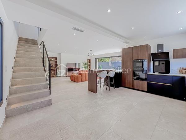 Contact Agence - Lory Montelon 06 69 53 61 29 

VILLA CONTEMPORAINE T5 DE 131 M² AVEC PISCINE ET GARAGE À CLERMONT-L’HÉRAULT

Venez découvrir cette magnifique villa contemporaine de 131 m² habitables, tout juste achevée, édifiée sur une parcelle de 500 m².

Située dans un lotissement calme, elle bénéficie d’un environnement paisible et d’une jolie vue sur les collines verdoyantes.

Au rez-de-chaussée, vous profiterez d’une belle pièce de vie baignée de lumière grâce à ses larges ouvertures, avec une magnifique cuisine américaine aménagée et équipée. Ce niveau dispose également d’une suite parentale avec dressing et salle d’eau avec douche à l’italienne, ainsi que d’un WC indépendant.

À l’étage, deux chambres et une salle de bains avec WC viennent compléter l’espace nuit.

À l’extérieur, vous profiterez d’un jardin facile d’entretien, d’une belle terrasse, d’une piscine au sel de 2,50 x 5 ainsi que d’une cuisine extérieure.

La maison dispose également d’un garage isolé, peint et carrelé, accessible aussi bien depuis l’intérieur que depuis l’extérieur de la maison. 
Un espace dédié à la buanderie y a été prévu. Plusieurs véhicules peuvent également être stationnés directement sur la parcelle.

Cette villa a été réalisée avec des prestations de qualité et de très beaux matériaux. Elle bénéficie notamment de menuiseries en aluminium avec double vitrage, de larges ouvertures offrant une très belle luminosité ainsi que d’une excellente orientation.

Son DPE classé A témoigne de ses excellentes performances énergétiques et permet de profiter d’une faible consommation au quotidien.

Vidéo virtuelle disponible sur demande.

À visiter rapidement!