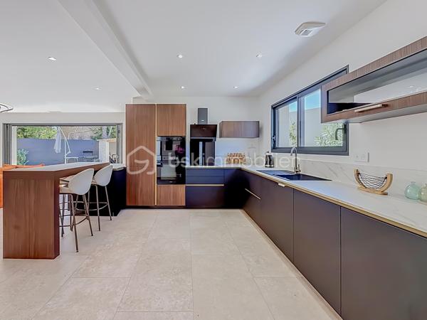 Contact Agence - Lory Montelon 06 69 53 61 29 

VILLA CONTEMPORAINE T5 DE 131 M² AVEC PISCINE ET GARAGE À CLERMONT-L’HÉRAULT

Venez découvrir cette magnifique villa contemporaine de 131 m² habitables, tout juste achevée, édifiée sur une parcelle de 500 m².

Située dans un lotissement calme, elle bénéficie d’un environnement paisible et d’une jolie vue sur les collines verdoyantes.

Au rez-de-chaussée, vous profiterez d’une belle pièce de vie baignée de lumière grâce à ses larges ouvertures, avec une magnifique cuisine américaine aménagée et équipée. Ce niveau dispose également d’une suite parentale avec dressing et salle d’eau avec douche à l’italienne, ainsi que d’un WC indépendant.

À l’étage, deux chambres et une salle de bains avec WC viennent compléter l’espace nuit.

À l’extérieur, vous profiterez d’un jardin facile d’entretien, d’une belle terrasse, d’une piscine au sel de 2,50 x 5 ainsi que d’une cuisine extérieure.

La maison dispose également d’un garage isolé, peint et carrelé, accessible aussi bien depuis l’intérieur que depuis l’extérieur de la maison. 
Un espace dédié à la buanderie y a été prévu. Plusieurs véhicules peuvent également être stationnés directement sur la parcelle.

Cette villa a été réalisée avec des prestations de qualité et de très beaux matériaux. Elle bénéficie notamment de menuiseries en aluminium avec double vitrage, de larges ouvertures offrant une très belle luminosité ainsi que d’une excellente orientation.

Son DPE classé A témoigne de ses excellentes performances énergétiques et permet de profiter d’une faible consommation au quotidien.

Vidéo virtuelle disponible sur demande.

À visiter rapidement!