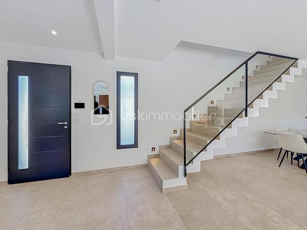 Contact Agence - Lory Montelon 06 69 53 61 29 

VILLA CONTEMPORAINE T5 DE 131 M² AVEC PISCINE ET GARAGE À CLERMONT-L’HÉRAULT

Venez découvrir cette magnifique villa contemporaine de 131 m² habitables, tout juste achevée, édifiée sur une parcelle de 500 m².

Située dans un lotissement calme, elle bénéficie d’un environnement paisible et d’une jolie vue sur les collines verdoyantes.

Au rez-de-chaussée, vous profiterez d’une belle pièce de vie baignée de lumière grâce à ses larges ouvertures, avec une magnifique cuisine américaine aménagée et équipée. Ce niveau dispose également d’une suite parentale avec dressing et salle d’eau avec douche à l’italienne, ainsi que d’un WC indépendant.

À l’étage, deux chambres et une salle de bains avec WC viennent compléter l’espace nuit.

À l’extérieur, vous profiterez d’un jardin facile d’entretien, d’une belle terrasse, d’une piscine au sel de 2,50 x 5 ainsi que d’une cuisine extérieure.

La maison dispose également d’un garage isolé, peint et carrelé, accessible aussi bien depuis l’intérieur que depuis l’extérieur de la maison. 
Un espace dédié à la buanderie y a été prévu. Plusieurs véhicules peuvent également être stationnés directement sur la parcelle.

Cette villa a été réalisée avec des prestations de qualité et de très beaux matériaux. Elle bénéficie notamment de menuiseries en aluminium avec double vitrage, de larges ouvertures offrant une très belle luminosité ainsi que d’une excellente orientation.

Son DPE classé A témoigne de ses excellentes performances énergétiques et permet de profiter d’une faible consommation au quotidien.

Vidéo virtuelle disponible sur demande.

À visiter rapidement!