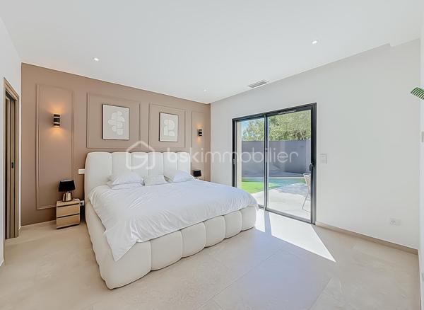 Contact Agence - Lory Montelon 06 69 53 61 29 

VILLA CONTEMPORAINE T5 DE 131 M² AVEC PISCINE ET GARAGE À CLERMONT-L’HÉRAULT

Venez découvrir cette magnifique villa contemporaine de 131 m² habitables, tout juste achevée, édifiée sur une parcelle de 500 m².

Située dans un lotissement calme, elle bénéficie d’un environnement paisible et d’une jolie vue sur les collines verdoyantes.

Au rez-de-chaussée, vous profiterez d’une belle pièce de vie baignée de lumière grâce à ses larges ouvertures, avec une magnifique cuisine américaine aménagée et équipée. Ce niveau dispose également d’une suite parentale avec dressing et salle d’eau avec douche à l’italienne, ainsi que d’un WC indépendant.

À l’étage, deux chambres et une salle de bains avec WC viennent compléter l’espace nuit.

À l’extérieur, vous profiterez d’un jardin facile d’entretien, d’une belle terrasse, d’une piscine au sel de 2,50 x 5 ainsi que d’une cuisine extérieure.

La maison dispose également d’un garage isolé, peint et carrelé, accessible aussi bien depuis l’intérieur que depuis l’extérieur de la maison. 
Un espace dédié à la buanderie y a été prévu. Plusieurs véhicules peuvent également être stationnés directement sur la parcelle.

Cette villa a été réalisée avec des prestations de qualité et de très beaux matériaux. Elle bénéficie notamment de menuiseries en aluminium avec double vitrage, de larges ouvertures offrant une très belle luminosité ainsi que d’une excellente orientation.

Son DPE classé A témoigne de ses excellentes performances énergétiques et permet de profiter d’une faible consommation au quotidien.

Vidéo virtuelle disponible sur demande.

À visiter rapidement!