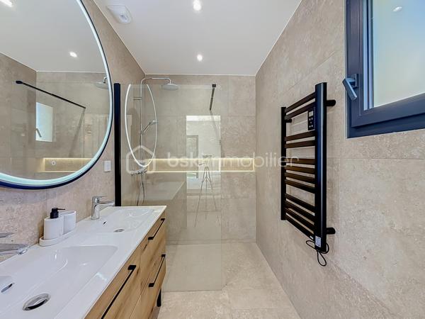 Contact Agence - Lory Montelon 06 69 53 61 29 

VILLA CONTEMPORAINE T5 DE 131 M² AVEC PISCINE ET GARAGE À CLERMONT-L’HÉRAULT

Venez découvrir cette magnifique villa contemporaine de 131 m² habitables, tout juste achevée, édifiée sur une parcelle de 500 m².

Située dans un lotissement calme, elle bénéficie d’un environnement paisible et d’une jolie vue sur les collines verdoyantes.

Au rez-de-chaussée, vous profiterez d’une belle pièce de vie baignée de lumière grâce à ses larges ouvertures, avec une magnifique cuisine américaine aménagée et équipée. Ce niveau dispose également d’une suite parentale avec dressing et salle d’eau avec douche à l’italienne, ainsi que d’un WC indépendant.

À l’étage, deux chambres et une salle de bains avec WC viennent compléter l’espace nuit.

À l’extérieur, vous profiterez d’un jardin facile d’entretien, d’une belle terrasse, d’une piscine au sel de 2,50 x 5 ainsi que d’une cuisine extérieure.

La maison dispose également d’un garage isolé, peint et carrelé, accessible aussi bien depuis l’intérieur que depuis l’extérieur de la maison. 
Un espace dédié à la buanderie y a été prévu. Plusieurs véhicules peuvent également être stationnés directement sur la parcelle.

Cette villa a été réalisée avec des prestations de qualité et de très beaux matériaux. Elle bénéficie notamment de menuiseries en aluminium avec double vitrage, de larges ouvertures offrant une très belle luminosité ainsi que d’une excellente orientation.

Son DPE classé A témoigne de ses excellentes performances énergétiques et permet de profiter d’une faible consommation au quotidien.

Vidéo virtuelle disponible sur demande.

À visiter rapidement!