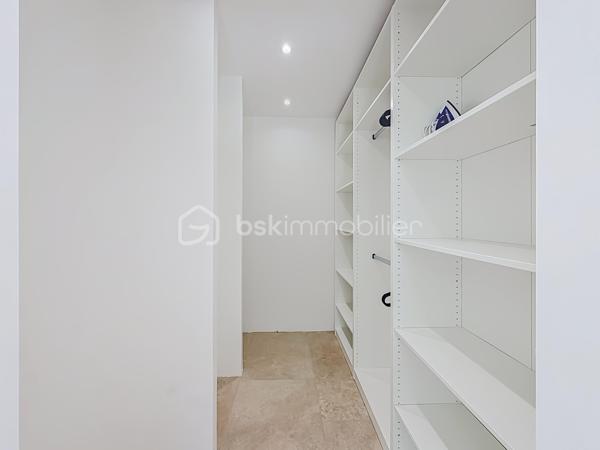 Contact Agence - Lory Montelon 06 69 53 61 29 

VILLA CONTEMPORAINE T5 DE 131 M² AVEC PISCINE ET GARAGE À CLERMONT-L’HÉRAULT

Venez découvrir cette magnifique villa contemporaine de 131 m² habitables, tout juste achevée, édifiée sur une parcelle de 500 m².

Située dans un lotissement calme, elle bénéficie d’un environnement paisible et d’une jolie vue sur les collines verdoyantes.

Au rez-de-chaussée, vous profiterez d’une belle pièce de vie baignée de lumière grâce à ses larges ouvertures, avec une magnifique cuisine américaine aménagée et équipée. Ce niveau dispose également d’une suite parentale avec dressing et salle d’eau avec douche à l’italienne, ainsi que d’un WC indépendant.

À l’étage, deux chambres et une salle de bains avec WC viennent compléter l’espace nuit.

À l’extérieur, vous profiterez d’un jardin facile d’entretien, d’une belle terrasse, d’une piscine au sel de 2,50 x 5 ainsi que d’une cuisine extérieure.

La maison dispose également d’un garage isolé, peint et carrelé, accessible aussi bien depuis l’intérieur que depuis l’extérieur de la maison. 
Un espace dédié à la buanderie y a été prévu. Plusieurs véhicules peuvent également être stationnés directement sur la parcelle.

Cette villa a été réalisée avec des prestations de qualité et de très beaux matériaux. Elle bénéficie notamment de menuiseries en aluminium avec double vitrage, de larges ouvertures offrant une très belle luminosité ainsi que d’une excellente orientation.

Son DPE classé A témoigne de ses excellentes performances énergétiques et permet de profiter d’une faible consommation au quotidien.

Vidéo virtuelle disponible sur demande.

À visiter rapidement!