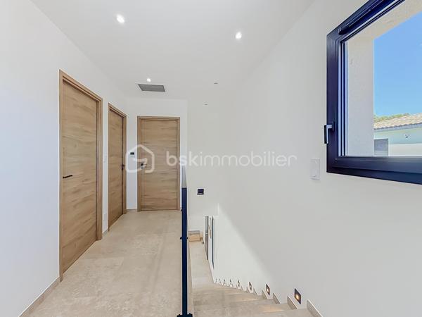 Contact Agence - Lory Montelon 06 69 53 61 29 

VILLA CONTEMPORAINE T5 DE 131 M² AVEC PISCINE ET GARAGE À CLERMONT-L’HÉRAULT

Venez découvrir cette magnifique villa contemporaine de 131 m² habitables, tout juste achevée, édifiée sur une parcelle de 500 m².

Située dans un lotissement calme, elle bénéficie d’un environnement paisible et d’une jolie vue sur les collines verdoyantes.

Au rez-de-chaussée, vous profiterez d’une belle pièce de vie baignée de lumière grâce à ses larges ouvertures, avec une magnifique cuisine américaine aménagée et équipée. Ce niveau dispose également d’une suite parentale avec dressing et salle d’eau avec douche à l’italienne, ainsi que d’un WC indépendant.

À l’étage, deux chambres et une salle de bains avec WC viennent compléter l’espace nuit.

À l’extérieur, vous profiterez d’un jardin facile d’entretien, d’une belle terrasse, d’une piscine au sel de 2,50 x 5 ainsi que d’une cuisine extérieure.

La maison dispose également d’un garage isolé, peint et carrelé, accessible aussi bien depuis l’intérieur que depuis l’extérieur de la maison. 
Un espace dédié à la buanderie y a été prévu. Plusieurs véhicules peuvent également être stationnés directement sur la parcelle.

Cette villa a été réalisée avec des prestations de qualité et de très beaux matériaux. Elle bénéficie notamment de menuiseries en aluminium avec double vitrage, de larges ouvertures offrant une très belle luminosité ainsi que d’une excellente orientation.

Son DPE classé A témoigne de ses excellentes performances énergétiques et permet de profiter d’une faible consommation au quotidien.

Vidéo virtuelle disponible sur demande.

À visiter rapidement!