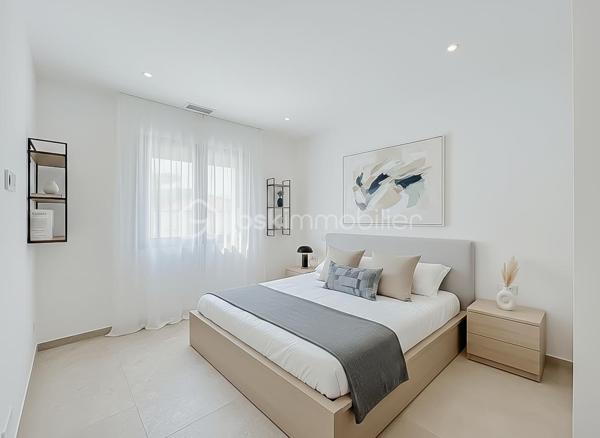 Contact Agence - Lory Montelon 06 69 53 61 29 

VILLA CONTEMPORAINE T5 DE 131 M² AVEC PISCINE ET GARAGE À CLERMONT-L’HÉRAULT

Venez découvrir cette magnifique villa contemporaine de 131 m² habitables, tout juste achevée, édifiée sur une parcelle de 500 m².

Située dans un lotissement calme, elle bénéficie d’un environnement paisible et d’une jolie vue sur les collines verdoyantes.

Au rez-de-chaussée, vous profiterez d’une belle pièce de vie baignée de lumière grâce à ses larges ouvertures, avec une magnifique cuisine américaine aménagée et équipée. Ce niveau dispose également d’une suite parentale avec dressing et salle d’eau avec douche à l’italienne, ainsi que d’un WC indépendant.

À l’étage, deux chambres et une salle de bains avec WC viennent compléter l’espace nuit.

À l’extérieur, vous profiterez d’un jardin facile d’entretien, d’une belle terrasse, d’une piscine au sel de 2,50 x 5 ainsi que d’une cuisine extérieure.

La maison dispose également d’un garage isolé, peint et carrelé, accessible aussi bien depuis l’intérieur que depuis l’extérieur de la maison. 
Un espace dédié à la buanderie y a été prévu. Plusieurs véhicules peuvent également être stationnés directement sur la parcelle.

Cette villa a été réalisée avec des prestations de qualité et de très beaux matériaux. Elle bénéficie notamment de menuiseries en aluminium avec double vitrage, de larges ouvertures offrant une très belle luminosité ainsi que d’une excellente orientation.

Son DPE classé A témoigne de ses excellentes performances énergétiques et permet de profiter d’une faible consommation au quotidien.

Vidéo virtuelle disponible sur demande.

À visiter rapidement!