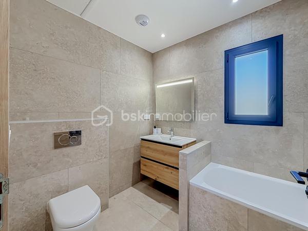 Contact Agence - Lory Montelon 06 69 53 61 29 

VILLA CONTEMPORAINE T5 DE 131 M² AVEC PISCINE ET GARAGE À CLERMONT-L’HÉRAULT

Venez découvrir cette magnifique villa contemporaine de 131 m² habitables, tout juste achevée, édifiée sur une parcelle de 500 m².

Située dans un lotissement calme, elle bénéficie d’un environnement paisible et d’une jolie vue sur les collines verdoyantes.

Au rez-de-chaussée, vous profiterez d’une belle pièce de vie baignée de lumière grâce à ses larges ouvertures, avec une magnifique cuisine américaine aménagée et équipée. Ce niveau dispose également d’une suite parentale avec dressing et salle d’eau avec douche à l’italienne, ainsi que d’un WC indépendant.

À l’étage, deux chambres et une salle de bains avec WC viennent compléter l’espace nuit.

À l’extérieur, vous profiterez d’un jardin facile d’entretien, d’une belle terrasse, d’une piscine au sel de 2,50 x 5 ainsi que d’une cuisine extérieure.

La maison dispose également d’un garage isolé, peint et carrelé, accessible aussi bien depuis l’intérieur que depuis l’extérieur de la maison. 
Un espace dédié à la buanderie y a été prévu. Plusieurs véhicules peuvent également être stationnés directement sur la parcelle.

Cette villa a été réalisée avec des prestations de qualité et de très beaux matériaux. Elle bénéficie notamment de menuiseries en aluminium avec double vitrage, de larges ouvertures offrant une très belle luminosité ainsi que d’une excellente orientation.

Son DPE classé A témoigne de ses excellentes performances énergétiques et permet de profiter d’une faible consommation au quotidien.

Vidéo virtuelle disponible sur demande.

À visiter rapidement!