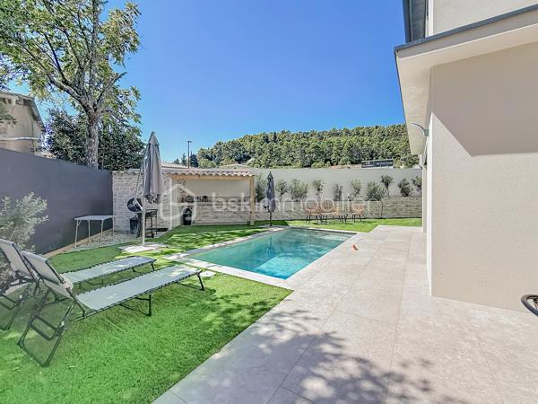 Contact Agence - Lory Montelon 06 69 53 61 29 

VILLA CONTEMPORAINE T5 DE 131 M² AVEC PISCINE ET GARAGE À CLERMONT-L’HÉRAULT

Venez découvrir cette magnifique villa contemporaine de 131 m² habitables, tout juste achevée, édifiée sur une parcelle de 500 m².

Située dans un lotissement calme, elle bénéficie d’un environnement paisible et d’une jolie vue sur les collines verdoyantes.

Au rez-de-chaussée, vous profiterez d’une belle pièce de vie baignée de lumière grâce à ses larges ouvertures, avec une magnifique cuisine américaine aménagée et équipée. Ce niveau dispose également d’une suite parentale avec dressing et salle d’eau avec douche à l’italienne, ainsi que d’un WC indépendant.

À l’étage, deux chambres et une salle de bains avec WC viennent compléter l’espace nuit.

À l’extérieur, vous profiterez d’un jardin facile d’entretien, d’une belle terrasse, d’une piscine au sel de 2,50 x 5 ainsi que d’une cuisine extérieure.

La maison dispose également d’un garage isolé, peint et carrelé, accessible aussi bien depuis l’intérieur que depuis l’extérieur de la maison. 
Un espace dédié à la buanderie y a été prévu. Plusieurs véhicules peuvent également être stationnés directement sur la parcelle.

Cette villa a été réalisée avec des prestations de qualité et de très beaux matériaux. Elle bénéficie notamment de menuiseries en aluminium avec double vitrage, de larges ouvertures offrant une très belle luminosité ainsi que d’une excellente orientation.

Son DPE classé A témoigne de ses excellentes performances énergétiques et permet de profiter d’une faible consommation au quotidien.

Vidéo virtuelle disponible sur demande.

À visiter rapidement!