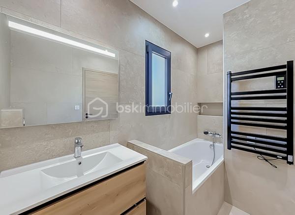Contact Agence - Lory Montelon 06 69 53 61 29 

VILLA CONTEMPORAINE T5 DE 131 M² AVEC PISCINE ET GARAGE À CLERMONT-L’HÉRAULT

Venez découvrir cette magnifique villa contemporaine de 131 m² habitables, tout juste achevée, édifiée sur une parcelle de 500 m².

Située dans un lotissement calme, elle bénéficie d’un environnement paisible et d’une jolie vue sur les collines verdoyantes.

Au rez-de-chaussée, vous profiterez d’une belle pièce de vie baignée de lumière grâce à ses larges ouvertures, avec une magnifique cuisine américaine aménagée et équipée. Ce niveau dispose également d’une suite parentale avec dressing et salle d’eau avec douche à l’italienne, ainsi que d’un WC indépendant.

À l’étage, deux chambres et une salle de bains avec WC viennent compléter l’espace nuit.

À l’extérieur, vous profiterez d’un jardin facile d’entretien, d’une belle terrasse, d’une piscine au sel de 2,50 x 5 ainsi que d’une cuisine extérieure.

La maison dispose également d’un garage isolé, peint et carrelé, accessible aussi bien depuis l’intérieur que depuis l’extérieur de la maison. 
Un espace dédié à la buanderie y a été prévu. Plusieurs véhicules peuvent également être stationnés directement sur la parcelle.

Cette villa a été réalisée avec des prestations de qualité et de très beaux matériaux. Elle bénéficie notamment de menuiseries en aluminium avec double vitrage, de larges ouvertures offrant une très belle luminosité ainsi que d’une excellente orientation.

Son DPE classé A témoigne de ses excellentes performances énergétiques et permet de profiter d’une faible consommation au quotidien.

Vidéo virtuelle disponible sur demande.

À visiter rapidement!