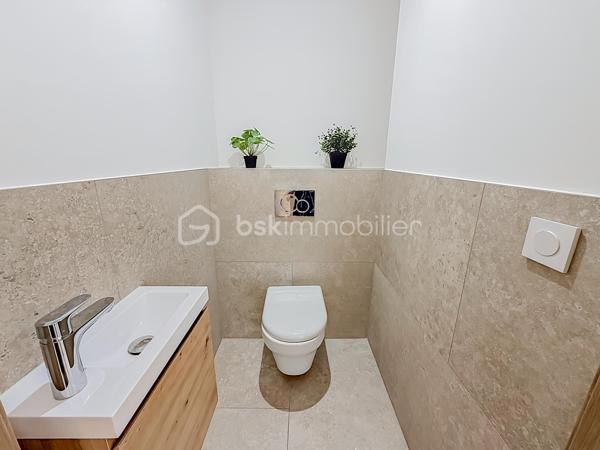Contact Agence - Lory Montelon 06 69 53 61 29 

VILLA CONTEMPORAINE T5 DE 131 M² AVEC PISCINE ET GARAGE À CLERMONT-L’HÉRAULT

Venez découvrir cette magnifique villa contemporaine de 131 m² habitables, tout juste achevée, édifiée sur une parcelle de 500 m².

Située dans un lotissement calme, elle bénéficie d’un environnement paisible et d’une jolie vue sur les collines verdoyantes.

Au rez-de-chaussée, vous profiterez d’une belle pièce de vie baignée de lumière grâce à ses larges ouvertures, avec une magnifique cuisine américaine aménagée et équipée. Ce niveau dispose également d’une suite parentale avec dressing et salle d’eau avec douche à l’italienne, ainsi que d’un WC indépendant.

À l’étage, deux chambres et une salle de bains avec WC viennent compléter l’espace nuit.

À l’extérieur, vous profiterez d’un jardin facile d’entretien, d’une belle terrasse, d’une piscine au sel de 2,50 x 5 ainsi que d’une cuisine extérieure.

La maison dispose également d’un garage isolé, peint et carrelé, accessible aussi bien depuis l’intérieur que depuis l’extérieur de la maison. 
Un espace dédié à la buanderie y a été prévu. Plusieurs véhicules peuvent également être stationnés directement sur la parcelle.

Cette villa a été réalisée avec des prestations de qualité et de très beaux matériaux. Elle bénéficie notamment de menuiseries en aluminium avec double vitrage, de larges ouvertures offrant une très belle luminosité ainsi que d’une excellente orientation.

Son DPE classé A témoigne de ses excellentes performances énergétiques et permet de profiter d’une faible consommation au quotidien.

Vidéo virtuelle disponible sur demande.

À visiter rapidement!