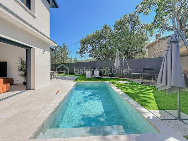 Contact Agence - Lory Montelon 06 69 53 61 29 

VILLA CONTEMPORAINE T5 DE 131 M² AVEC PISCINE ET GARAGE À CLERMONT-L’HÉRAULT

Venez découvrir cette magnifique villa contemporaine de 131 m² habitables, tout juste achevée, édifiée sur une parcelle de 500 m².

Située dans un lotissement calme, elle bénéficie d’un environnement paisible et d’une jolie vue sur les collines verdoyantes.

Au rez-de-chaussée, vous profiterez d’une belle pièce de vie baignée de lumière grâce à ses larges ouvertures, avec une magnifique cuisine américaine aménagée et équipée. Ce niveau dispose également d’une suite parentale avec dressing et salle d’eau avec douche à l’italienne, ainsi que d’un WC indépendant.

À l’étage, deux chambres et une salle de bains avec WC viennent compléter l’espace nuit.

À l’extérieur, vous profiterez d’un jardin facile d’entretien, d’une belle terrasse, d’une piscine au sel de 2,50 x 5 ainsi que d’une cuisine extérieure.

La maison dispose également d’un garage isolé, peint et carrelé, accessible aussi bien depuis l’intérieur que depuis l’extérieur de la maison. 
Un espace dédié à la buanderie y a été prévu. Plusieurs véhicules peuvent également être stationnés directement sur la parcelle.

Cette villa a été réalisée avec des prestations de qualité et de très beaux matériaux. Elle bénéficie notamment de menuiseries en aluminium avec double vitrage, de larges ouvertures offrant une très belle luminosité ainsi que d’une excellente orientation.

Son DPE classé A témoigne de ses excellentes performances énergétiques et permet de profiter d’une faible consommation au quotidien.

Vidéo virtuelle disponible sur demande.

À visiter rapidement!