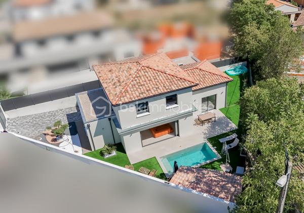 Contact Agence - Lory Montelon 06 69 53 61 29 

VILLA CONTEMPORAINE T5 DE 131 M² AVEC PISCINE ET GARAGE À CLERMONT-L’HÉRAULT

Venez découvrir cette magnifique villa contemporaine de 131 m² habitables, tout juste achevée, édifiée sur une parcelle de 500 m².

Située dans un lotissement calme, elle bénéficie d’un environnement paisible et d’une jolie vue sur les collines verdoyantes.

Au rez-de-chaussée, vous profiterez d’une belle pièce de vie baignée de lumière grâce à ses larges ouvertures, avec une magnifique cuisine américaine aménagée et équipée. Ce niveau dispose également d’une suite parentale avec dressing et salle d’eau avec douche à l’italienne, ainsi que d’un WC indépendant.

À l’étage, deux chambres et une salle de bains avec WC viennent compléter l’espace nuit.

À l’extérieur, vous profiterez d’un jardin facile d’entretien, d’une belle terrasse, d’une piscine au sel de 2,50 x 5 ainsi que d’une cuisine extérieure.

La maison dispose également d’un garage isolé, peint et carrelé, accessible aussi bien depuis l’intérieur que depuis l’extérieur de la maison. 
Un espace dédié à la buanderie y a été prévu. Plusieurs véhicules peuvent également être stationnés directement sur la parcelle.

Cette villa a été réalisée avec des prestations de qualité et de très beaux matériaux. Elle bénéficie notamment de menuiseries en aluminium avec double vitrage, de larges ouvertures offrant une très belle luminosité ainsi que d’une excellente orientation.

Son DPE classé A témoigne de ses excellentes performances énergétiques et permet de profiter d’une faible consommation au quotidien.

Vidéo virtuelle disponible sur demande.

À visiter rapidement!