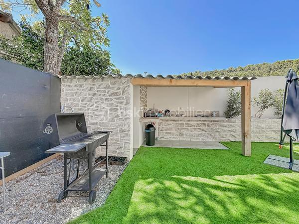 Contact Agence - Lory Montelon 06 69 53 61 29 

VILLA CONTEMPORAINE T5 DE 131 M² AVEC PISCINE ET GARAGE À CLERMONT-L’HÉRAULT

Venez découvrir cette magnifique villa contemporaine de 131 m² habitables, tout juste achevée, édifiée sur une parcelle de 500 m².

Située dans un lotissement calme, elle bénéficie d’un environnement paisible et d’une jolie vue sur les collines verdoyantes.

Au rez-de-chaussée, vous profiterez d’une belle pièce de vie baignée de lumière grâce à ses larges ouvertures, avec une magnifique cuisine américaine aménagée et équipée. Ce niveau dispose également d’une suite parentale avec dressing et salle d’eau avec douche à l’italienne, ainsi que d’un WC indépendant.

À l’étage, deux chambres et une salle de bains avec WC viennent compléter l’espace nuit.

À l’extérieur, vous profiterez d’un jardin facile d’entretien, d’une belle terrasse, d’une piscine au sel de 2,50 x 5 ainsi que d’une cuisine extérieure.

La maison dispose également d’un garage isolé, peint et carrelé, accessible aussi bien depuis l’intérieur que depuis l’extérieur de la maison. 
Un espace dédié à la buanderie y a été prévu. Plusieurs véhicules peuvent également être stationnés directement sur la parcelle.

Cette villa a été réalisée avec des prestations de qualité et de très beaux matériaux. Elle bénéficie notamment de menuiseries en aluminium avec double vitrage, de larges ouvertures offrant une très belle luminosité ainsi que d’une excellente orientation.

Son DPE classé A témoigne de ses excellentes performances énergétiques et permet de profiter d’une faible consommation au quotidien.

Vidéo virtuelle disponible sur demande.

À visiter rapidement!