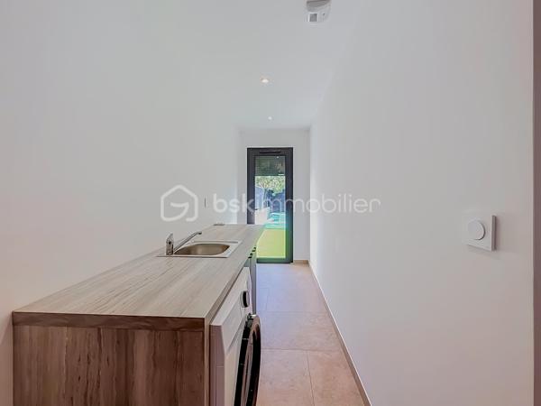 Contact Agence - Lory Montelon 06 69 53 61 29 

VILLA CONTEMPORAINE T5 DE 131 M² AVEC PISCINE ET GARAGE À CLERMONT-L’HÉRAULT

Venez découvrir cette magnifique villa contemporaine de 131 m² habitables, tout juste achevée, édifiée sur une parcelle de 500 m².

Située dans un lotissement calme, elle bénéficie d’un environnement paisible et d’une jolie vue sur les collines verdoyantes.

Au rez-de-chaussée, vous profiterez d’une belle pièce de vie baignée de lumière grâce à ses larges ouvertures, avec une magnifique cuisine américaine aménagée et équipée. Ce niveau dispose également d’une suite parentale avec dressing et salle d’eau avec douche à l’italienne, ainsi que d’un WC indépendant.

À l’étage, deux chambres et une salle de bains avec WC viennent compléter l’espace nuit.

À l’extérieur, vous profiterez d’un jardin facile d’entretien, d’une belle terrasse, d’une piscine au sel de 2,50 x 5 ainsi que d’une cuisine extérieure.

La maison dispose également d’un garage isolé, peint et carrelé, accessible aussi bien depuis l’intérieur que depuis l’extérieur de la maison. 
Un espace dédié à la buanderie y a été prévu. Plusieurs véhicules peuvent également être stationnés directement sur la parcelle.

Cette villa a été réalisée avec des prestations de qualité et de très beaux matériaux. Elle bénéficie notamment de menuiseries en aluminium avec double vitrage, de larges ouvertures offrant une très belle luminosité ainsi que d’une excellente orientation.

Son DPE classé A témoigne de ses excellentes performances énergétiques et permet de profiter d’une faible consommation au quotidien.

Vidéo virtuelle disponible sur demande.

À visiter rapidement!