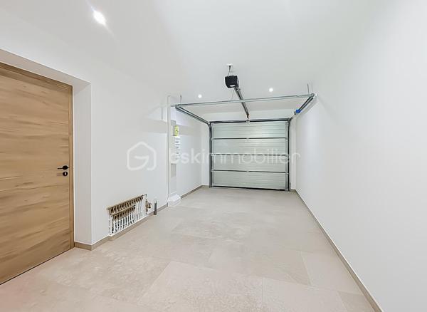 Contact Agence - Lory Montelon 06 69 53 61 29 

VILLA CONTEMPORAINE T5 DE 131 M² AVEC PISCINE ET GARAGE À CLERMONT-L’HÉRAULT

Venez découvrir cette magnifique villa contemporaine de 131 m² habitables, tout juste achevée, édifiée sur une parcelle de 500 m².

Située dans un lotissement calme, elle bénéficie d’un environnement paisible et d’une jolie vue sur les collines verdoyantes.

Au rez-de-chaussée, vous profiterez d’une belle pièce de vie baignée de lumière grâce à ses larges ouvertures, avec une magnifique cuisine américaine aménagée et équipée. Ce niveau dispose également d’une suite parentale avec dressing et salle d’eau avec douche à l’italienne, ainsi que d’un WC indépendant.

À l’étage, deux chambres et une salle de bains avec WC viennent compléter l’espace nuit.

À l’extérieur, vous profiterez d’un jardin facile d’entretien, d’une belle terrasse, d’une piscine au sel de 2,50 x 5 ainsi que d’une cuisine extérieure.

La maison dispose également d’un garage isolé, peint et carrelé, accessible aussi bien depuis l’intérieur que depuis l’extérieur de la maison. 
Un espace dédié à la buanderie y a été prévu. Plusieurs véhicules peuvent également être stationnés directement sur la parcelle.

Cette villa a été réalisée avec des prestations de qualité et de très beaux matériaux. Elle bénéficie notamment de menuiseries en aluminium avec double vitrage, de larges ouvertures offrant une très belle luminosité ainsi que d’une excellente orientation.

Son DPE classé A témoigne de ses excellentes performances énergétiques et permet de profiter d’une faible consommation au quotidien.

Vidéo virtuelle disponible sur demande.

À visiter rapidement!