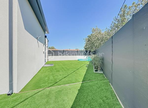 Contact Agence - Lory Montelon 06 69 53 61 29 

VILLA CONTEMPORAINE T5 DE 131 M² AVEC PISCINE ET GARAGE À CLERMONT-L’HÉRAULT

Venez découvrir cette magnifique villa contemporaine de 131 m² habitables, tout juste achevée, édifiée sur une parcelle de 500 m².

Située dans un lotissement calme, elle bénéficie d’un environnement paisible et d’une jolie vue sur les collines verdoyantes.

Au rez-de-chaussée, vous profiterez d’une belle pièce de vie baignée de lumière grâce à ses larges ouvertures, avec une magnifique cuisine américaine aménagée et équipée. Ce niveau dispose également d’une suite parentale avec dressing et salle d’eau avec douche à l’italienne, ainsi que d’un WC indépendant.

À l’étage, deux chambres et une salle de bains avec WC viennent compléter l’espace nuit.

À l’extérieur, vous profiterez d’un jardin facile d’entretien, d’une belle terrasse, d’une piscine au sel de 2,50 x 5 ainsi que d’une cuisine extérieure.

La maison dispose également d’un garage isolé, peint et carrelé, accessible aussi bien depuis l’intérieur que depuis l’extérieur de la maison. 
Un espace dédié à la buanderie y a été prévu. Plusieurs véhicules peuvent également être stationnés directement sur la parcelle.

Cette villa a été réalisée avec des prestations de qualité et de très beaux matériaux. Elle bénéficie notamment de menuiseries en aluminium avec double vitrage, de larges ouvertures offrant une très belle luminosité ainsi que d’une excellente orientation.

Son DPE classé A témoigne de ses excellentes performances énergétiques et permet de profiter d’une faible consommation au quotidien.

Vidéo virtuelle disponible sur demande.

À visiter rapidement!