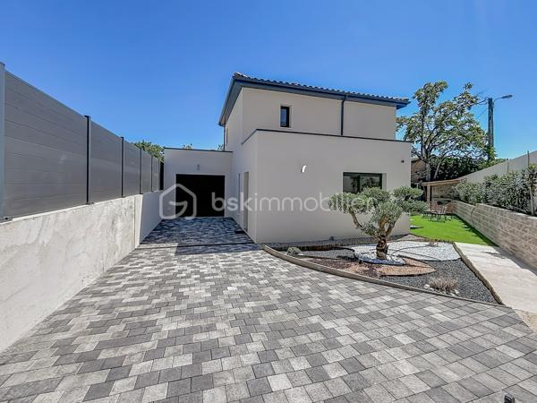 Contact Agence - Lory Montelon 06 69 53 61 29 

VILLA CONTEMPORAINE T5 DE 131 M² AVEC PISCINE ET GARAGE À CLERMONT-L’HÉRAULT

Venez découvrir cette magnifique villa contemporaine de 131 m² habitables, tout juste achevée, édifiée sur une parcelle de 500 m².

Située dans un lotissement calme, elle bénéficie d’un environnement paisible et d’une jolie vue sur les collines verdoyantes.

Au rez-de-chaussée, vous profiterez d’une belle pièce de vie baignée de lumière grâce à ses larges ouvertures, avec une magnifique cuisine américaine aménagée et équipée. Ce niveau dispose également d’une suite parentale avec dressing et salle d’eau avec douche à l’italienne, ainsi que d’un WC indépendant.

À l’étage, deux chambres et une salle de bains avec WC viennent compléter l’espace nuit.

À l’extérieur, vous profiterez d’un jardin facile d’entretien, d’une belle terrasse, d’une piscine au sel de 2,50 x 5 ainsi que d’une cuisine extérieure.

La maison dispose également d’un garage isolé, peint et carrelé, accessible aussi bien depuis l’intérieur que depuis l’extérieur de la maison. 
Un espace dédié à la buanderie y a été prévu. Plusieurs véhicules peuvent également être stationnés directement sur la parcelle.

Cette villa a été réalisée avec des prestations de qualité et de très beaux matériaux. Elle bénéficie notamment de menuiseries en aluminium avec double vitrage, de larges ouvertures offrant une très belle luminosité ainsi que d’une excellente orientation.

Son DPE classé A témoigne de ses excellentes performances énergétiques et permet de profiter d’une faible consommation au quotidien.

Vidéo virtuelle disponible sur demande.

À visiter rapidement!