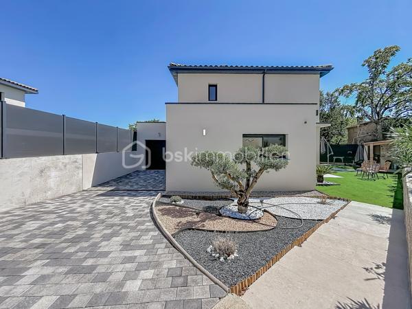 Contact Agence - Lory Montelon 06 69 53 61 29 

VILLA CONTEMPORAINE T5 DE 131 M² AVEC PISCINE ET GARAGE À CLERMONT-L’HÉRAULT

Venez découvrir cette magnifique villa contemporaine de 131 m² habitables, tout juste achevée, édifiée sur une parcelle de 500 m².

Située dans un lotissement calme, elle bénéficie d’un environnement paisible et d’une jolie vue sur les collines verdoyantes.

Au rez-de-chaussée, vous profiterez d’une belle pièce de vie baignée de lumière grâce à ses larges ouvertures, avec une magnifique cuisine américaine aménagée et équipée. Ce niveau dispose également d’une suite parentale avec dressing et salle d’eau avec douche à l’italienne, ainsi que d’un WC indépendant.

À l’étage, deux chambres et une salle de bains avec WC viennent compléter l’espace nuit.

À l’extérieur, vous profiterez d’un jardin facile d’entretien, d’une belle terrasse, d’une piscine au sel de 2,50 x 5 ainsi que d’une cuisine extérieure.

La maison dispose également d’un garage isolé, peint et carrelé, accessible aussi bien depuis l’intérieur que depuis l’extérieur de la maison. 
Un espace dédié à la buanderie y a été prévu. Plusieurs véhicules peuvent également être stationnés directement sur la parcelle.

Cette villa a été réalisée avec des prestations de qualité et de très beaux matériaux. Elle bénéficie notamment de menuiseries en aluminium avec double vitrage, de larges ouvertures offrant une très belle luminosité ainsi que d’une excellente orientation.

Son DPE classé A témoigne de ses excellentes performances énergétiques et permet de profiter d’une faible consommation au quotidien.

Vidéo virtuelle disponible sur demande.

À visiter rapidement!