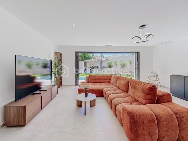 Contact Agence - Lory Montelon 06 69 53 61 29 

VILLA CONTEMPORAINE T5 DE 131 M² AVEC PISCINE ET GARAGE À CLERMONT-L’HÉRAULT

Venez découvrir cette magnifique villa contemporaine de 131 m² habitables, tout juste achevée, édifiée sur une parcelle de 500 m².

Située dans un lotissement calme, elle bénéficie d’un environnement paisible et d’une jolie vue sur les collines verdoyantes.

Au rez-de-chaussée, vous profiterez d’une belle pièce de vie baignée de lumière grâce à ses larges ouvertures, avec une magnifique cuisine américaine aménagée et équipée. Ce niveau dispose également d’une suite parentale avec dressing et salle d’eau avec douche à l’italienne, ainsi que d’un WC indépendant.

À l’étage, deux chambres et une salle de bains avec WC viennent compléter l’espace nuit.

À l’extérieur, vous profiterez d’un jardin facile d’entretien, d’une belle terrasse, d’une piscine au sel de 2,50 x 5 ainsi que d’une cuisine extérieure.

La maison dispose également d’un garage isolé, peint et carrelé, accessible aussi bien depuis l’intérieur que depuis l’extérieur de la maison. 
Un espace dédié à la buanderie y a été prévu. Plusieurs véhicules peuvent également être stationnés directement sur la parcelle.

Cette villa a été réalisée avec des prestations de qualité et de très beaux matériaux. Elle bénéficie notamment de menuiseries en aluminium avec double vitrage, de larges ouvertures offrant une très belle luminosité ainsi que d’une excellente orientation.

Son DPE classé A témoigne de ses excellentes performances énergétiques et permet de profiter d’une faible consommation au quotidien.

Vidéo virtuelle disponible sur demande.

À visiter rapidement!