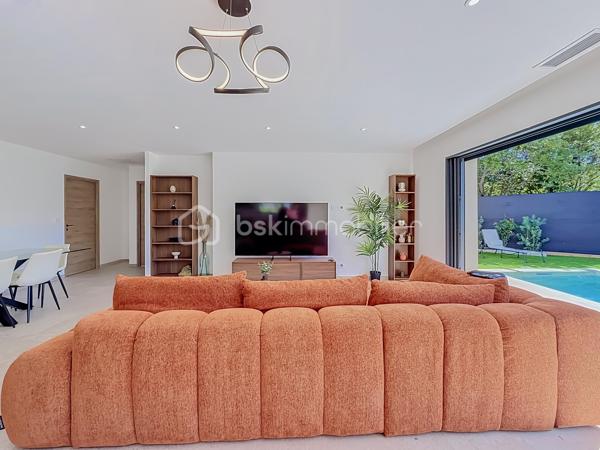 Contact Agence - Lory Montelon 06 69 53 61 29 

VILLA CONTEMPORAINE T5 DE 131 M² AVEC PISCINE ET GARAGE À CLERMONT-L’HÉRAULT

Venez découvrir cette magnifique villa contemporaine de 131 m² habitables, tout juste achevée, édifiée sur une parcelle de 500 m².

Située dans un lotissement calme, elle bénéficie d’un environnement paisible et d’une jolie vue sur les collines verdoyantes.

Au rez-de-chaussée, vous profiterez d’une belle pièce de vie baignée de lumière grâce à ses larges ouvertures, avec une magnifique cuisine américaine aménagée et équipée. Ce niveau dispose également d’une suite parentale avec dressing et salle d’eau avec douche à l’italienne, ainsi que d’un WC indépendant.

À l’étage, deux chambres et une salle de bains avec WC viennent compléter l’espace nuit.

À l’extérieur, vous profiterez d’un jardin facile d’entretien, d’une belle terrasse, d’une piscine au sel de 2,50 x 5 ainsi que d’une cuisine extérieure.

La maison dispose également d’un garage isolé, peint et carrelé, accessible aussi bien depuis l’intérieur que depuis l’extérieur de la maison. 
Un espace dédié à la buanderie y a été prévu. Plusieurs véhicules peuvent également être stationnés directement sur la parcelle.

Cette villa a été réalisée avec des prestations de qualité et de très beaux matériaux. Elle bénéficie notamment de menuiseries en aluminium avec double vitrage, de larges ouvertures offrant une très belle luminosité ainsi que d’une excellente orientation.

Son DPE classé A témoigne de ses excellentes performances énergétiques et permet de profiter d’une faible consommation au quotidien.

Vidéo virtuelle disponible sur demande.

À visiter rapidement!
