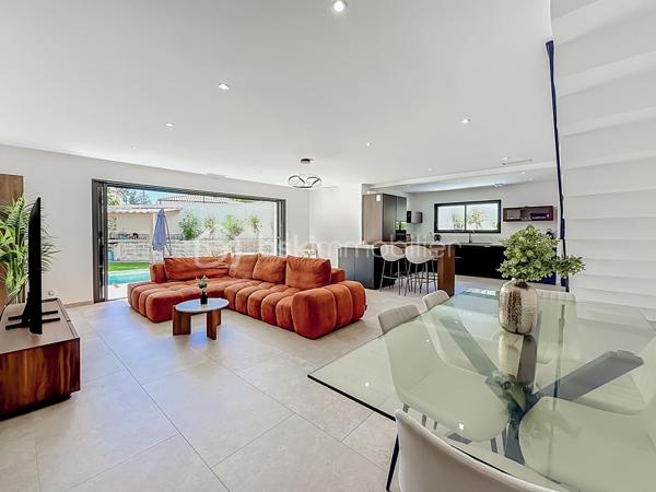 Contact Agence - Lory Montelon 06 69 53 61 29 

VILLA CONTEMPORAINE T5 DE 131 M² AVEC PISCINE ET GARAGE À CLERMONT-L’HÉRAULT

Venez découvrir cette magnifique villa contemporaine de 131 m² habitables, tout juste achevée, édifiée sur une parcelle de 500 m².

Située dans un lotissement calme, elle bénéficie d’un environnement paisible et d’une jolie vue sur les collines verdoyantes.

Au rez-de-chaussée, vous profiterez d’une belle pièce de vie baignée de lumière grâce à ses larges ouvertures, avec une magnifique cuisine américaine aménagée et équipée. Ce niveau dispose également d’une suite parentale avec dressing et salle d’eau avec douche à l’italienne, ainsi que d’un WC indépendant.

À l’étage, deux chambres et une salle de bains avec WC viennent compléter l’espace nuit.

À l’extérieur, vous profiterez d’un jardin facile d’entretien, d’une belle terrasse, d’une piscine au sel de 2,50 x 5 ainsi que d’une cuisine extérieure.

La maison dispose également d’un garage isolé, peint et carrelé, accessible aussi bien depuis l’intérieur que depuis l’extérieur de la maison. 
Un espace dédié à la buanderie y a été prévu. Plusieurs véhicules peuvent également être stationnés directement sur la parcelle.

Cette villa a été réalisée avec des prestations de qualité et de très beaux matériaux. Elle bénéficie notamment de menuiseries en aluminium avec double vitrage, de larges ouvertures offrant une très belle luminosité ainsi que d’une excellente orientation.

Son DPE classé A témoigne de ses excellentes performances énergétiques et permet de profiter d’une faible consommation au quotidien.

Vidéo virtuelle disponible sur demande.

À visiter rapidement!