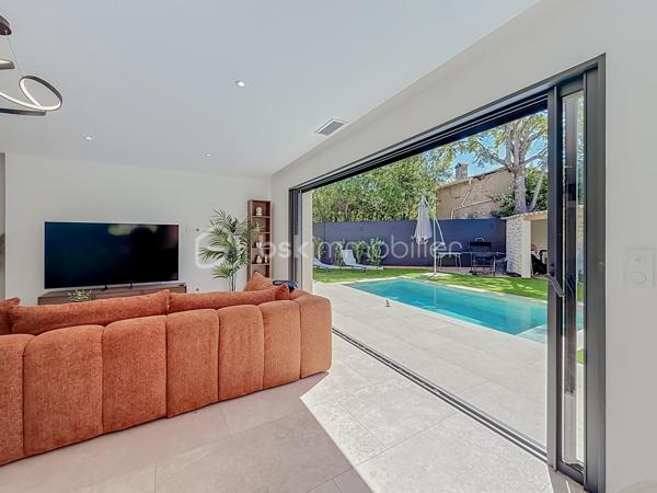 Contact Agence - Lory Montelon 06 69 53 61 29 

VILLA CONTEMPORAINE T5 DE 131 M² AVEC PISCINE ET GARAGE À CLERMONT-L’HÉRAULT

Venez découvrir cette magnifique villa contemporaine de 131 m² habitables, tout juste achevée, édifiée sur une parcelle de 500 m².

Située dans un lotissement calme, elle bénéficie d’un environnement paisible et d’une jolie vue sur les collines verdoyantes.

Au rez-de-chaussée, vous profiterez d’une belle pièce de vie baignée de lumière grâce à ses larges ouvertures, avec une magnifique cuisine américaine aménagée et équipée. Ce niveau dispose également d’une suite parentale avec dressing et salle d’eau avec douche à l’italienne, ainsi que d’un WC indépendant.

À l’étage, deux chambres et une salle de bains avec WC viennent compléter l’espace nuit.

À l’extérieur, vous profiterez d’un jardin facile d’entretien, d’une belle terrasse, d’une piscine au sel de 2,50 x 5 ainsi que d’une cuisine extérieure.

La maison dispose également d’un garage isolé, peint et carrelé, accessible aussi bien depuis l’intérieur que depuis l’extérieur de la maison. 
Un espace dédié à la buanderie y a été prévu. Plusieurs véhicules peuvent également être stationnés directement sur la parcelle.

Cette villa a été réalisée avec des prestations de qualité et de très beaux matériaux. Elle bénéficie notamment de menuiseries en aluminium avec double vitrage, de larges ouvertures offrant une très belle luminosité ainsi que d’une excellente orientation.

Son DPE classé A témoigne de ses excellentes performances énergétiques et permet de profiter d’une faible consommation au quotidien.

Vidéo virtuelle disponible sur demande.

À visiter rapidement!