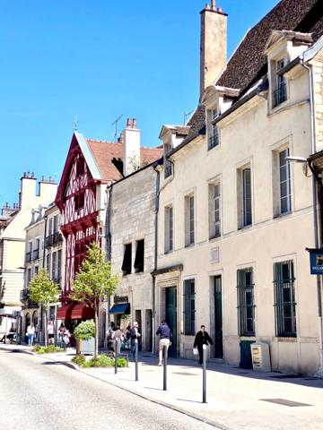Dijon hyper-centre : 151 m² de caractère dans un Hôtel Particulier avec parking