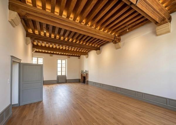 Dijon hyper-centre : 151 m² de caractère dans un Hôtel Particulier avec parking