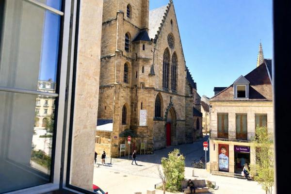 Dijon hyper-centre : 151 m² de caractère dans un Hôtel Particulier avec parking