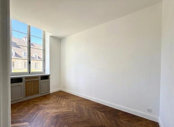 Dijon hyper-centre : 151 m² de caractère dans un Hôtel Particulier avec parking