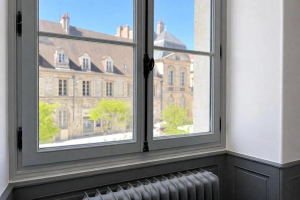 Dijon hyper-centre : 151 m² de caractère dans un Hôtel Particulier avec parking