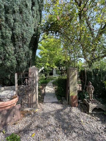 Maison 9 pièce(s) 6 chambre(s) 233.5 m²