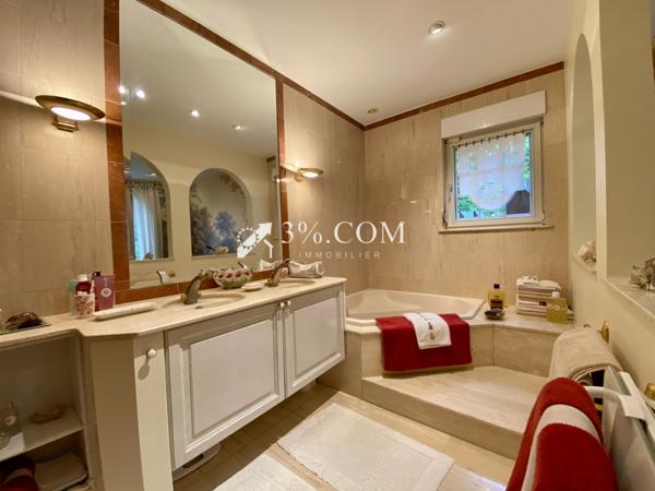 Maison 9 pièce(s) 6 chambre(s) 233.5 m²