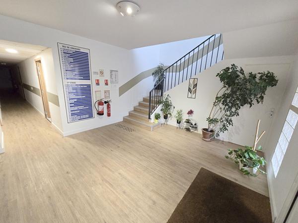 Immeuble de Bureaux à usage industriel ou commercial. 1100m² - 44 places de parking