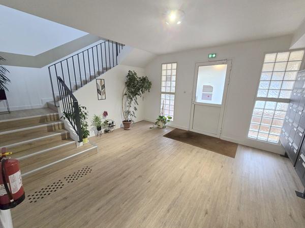 Immeuble de Bureaux à usage industriel ou commercial. 1100m² - 44 places de parking