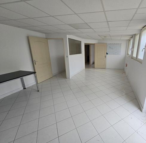 Immeuble de Bureaux à usage industriel ou commercial. 1100m² - 44 places de parking