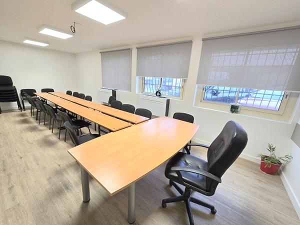 Immeuble de Bureaux à usage industriel ou commercial. 1100m² - 44 places de parking