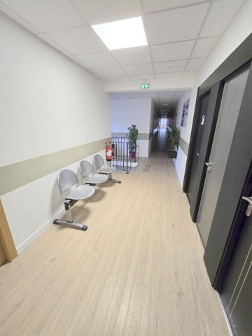 Immeuble de Bureaux à usage industriel ou commercial. 1100m² - 44 places de parking