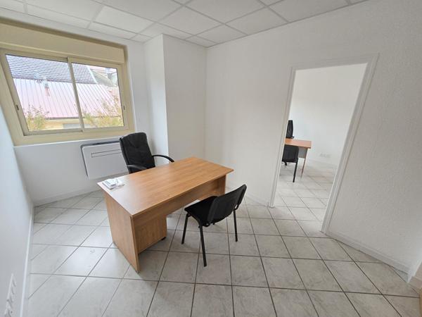 Immeuble de Bureaux à usage industriel ou commercial. 1100m² - 44 places de parking