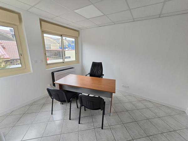 Immeuble de Bureaux à usage industriel ou commercial. 1100m² - 44 places de parking