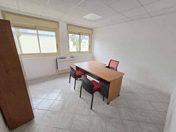 Immeuble de Bureaux à usage industriel ou commercial. 1100m² - 44 places de parking