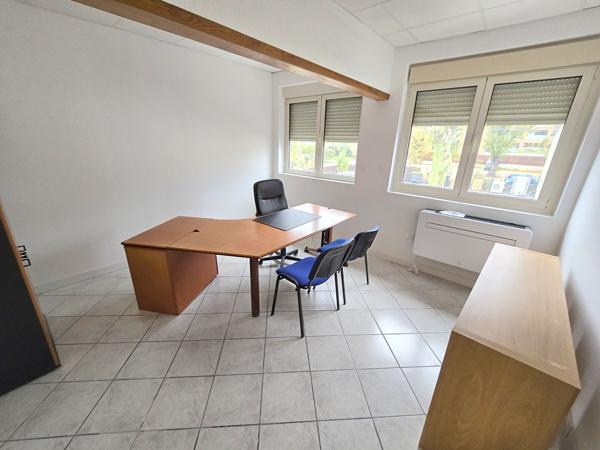 Immeuble de Bureaux à usage industriel ou commercial. 1100m² - 44 places de parking