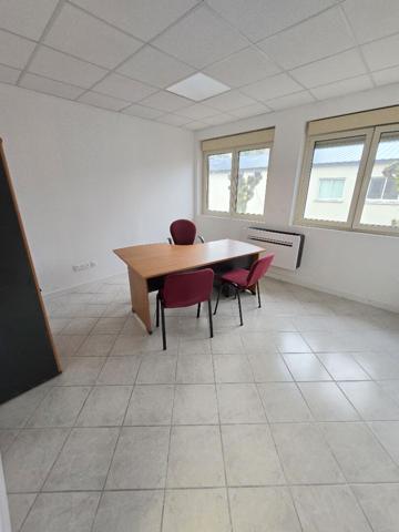 Immeuble de Bureaux à usage industriel ou commercial. 1100m² - 44 places de parking