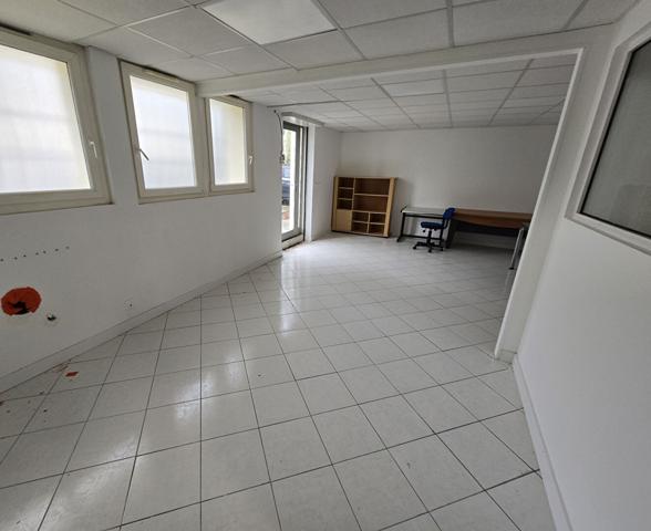 Immeuble de Bureaux à usage industriel ou commercial. 1100m² - 44 places de parking