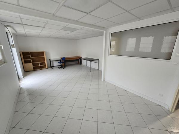 Immeuble de Bureaux à usage industriel ou commercial. 1100m² - 44 places de parking