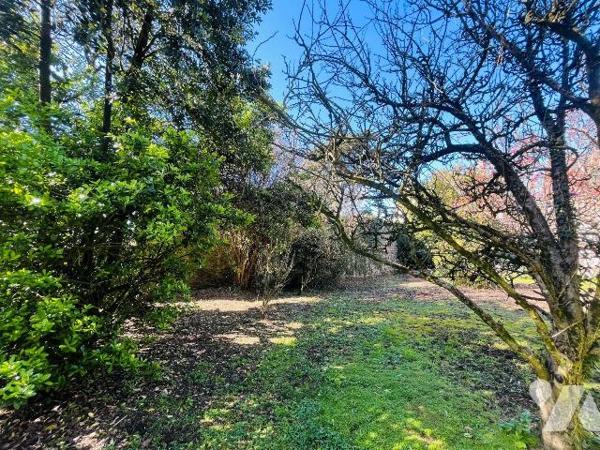 124 m², 3 chambres, grenier aménageable.
Dépendance, jardin 1 146 m² sud-ouest.