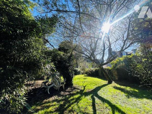 124 m², 3 chambres, grenier aménageable.
Dépendance, jardin 1 146 m² sud-ouest.