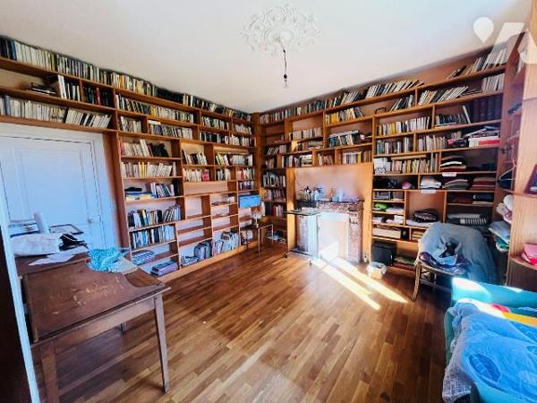 124 m², 3 chambres, grenier aménageable.
Dépendance, jardin 1 146 m² sud-ouest.