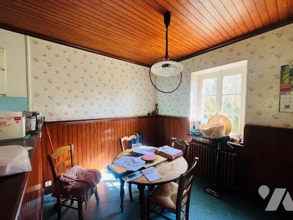 124 m², 3 chambres, grenier aménageable.
Dépendance, jardin 1 146 m² sud-ouest.